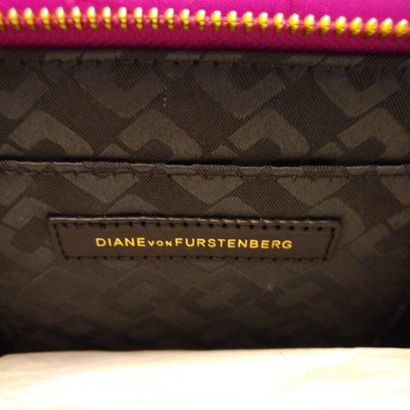 BRAND NEW DVF CROCODILE EMBOSSED LEATHER HANDBAG IN SUMMER BEET (FUSCHIA) COLOR - Picture 6 of 9